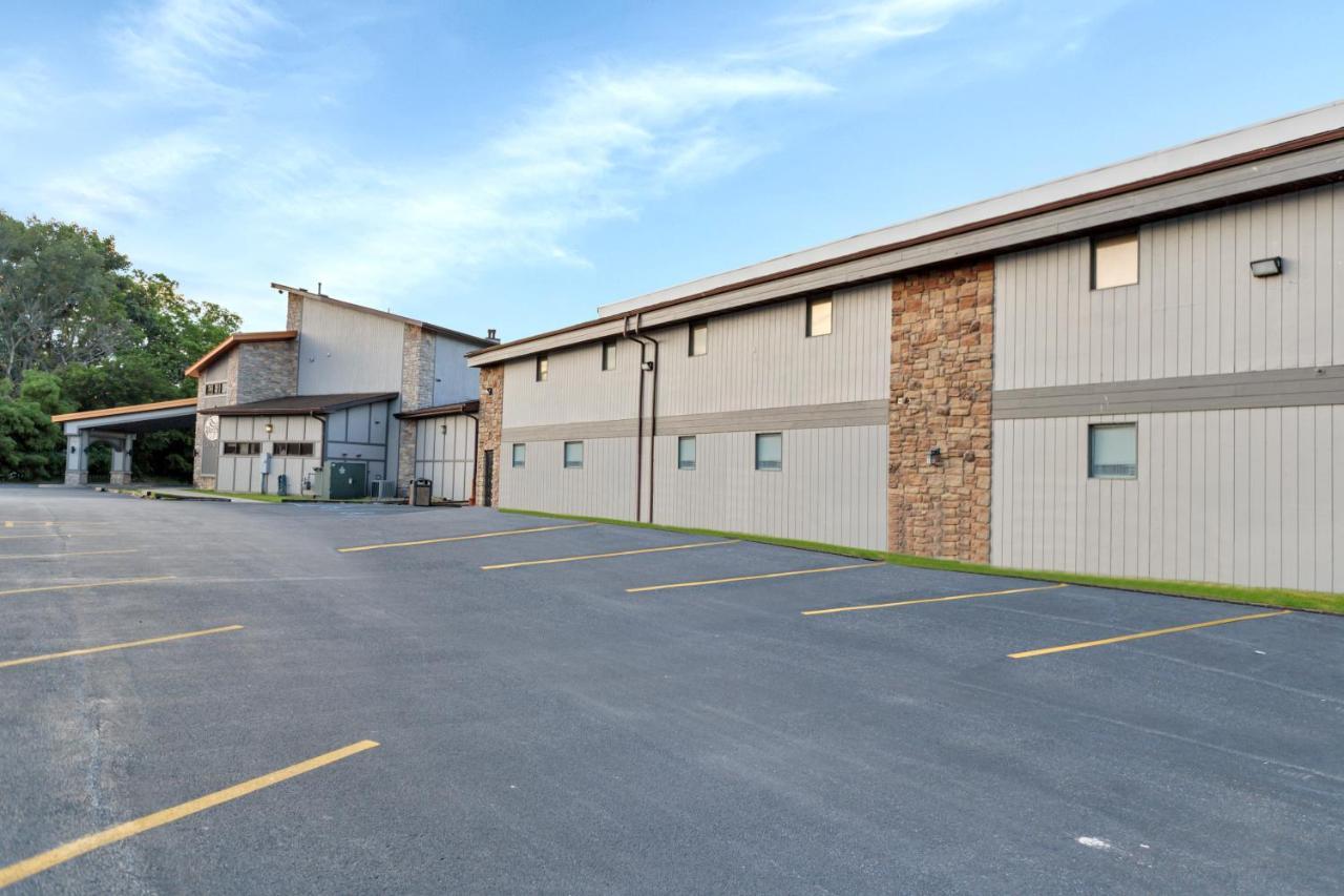 Waterbird Lakeside Inn Chesterton Exterior photo