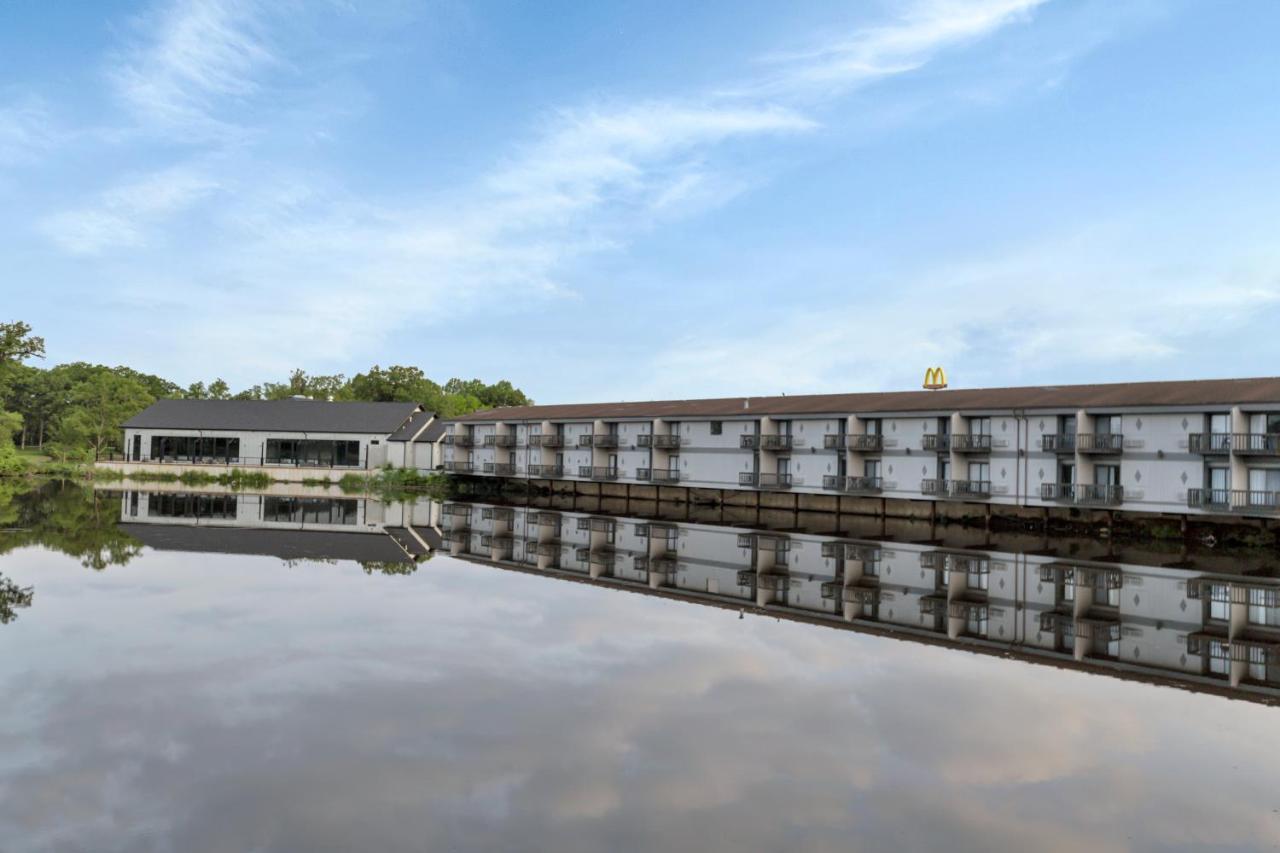 Waterbird Lakeside Inn Chesterton Exterior photo